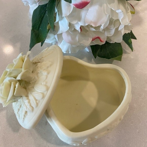 Vintage Porcelain Heart Shaped Jewelry Trinket box with delicate Roses - Picture 6 of 9
